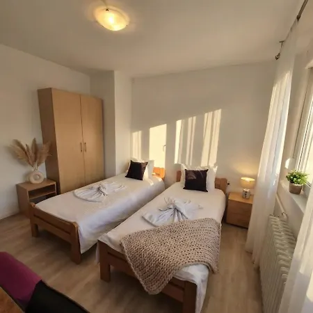 Above The City, Walk Everywhere - 2br, 2 Baths * Скопье